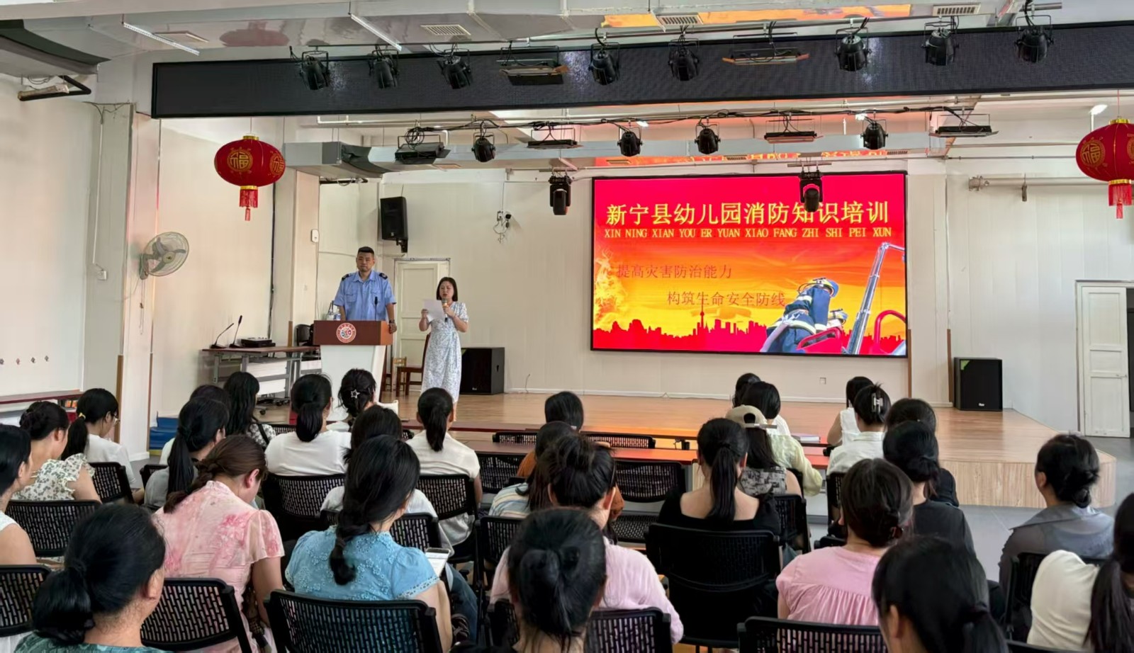 新寧縣幼兒園開展消防安全培訓(xùn)與應(yīng)急疏散演練