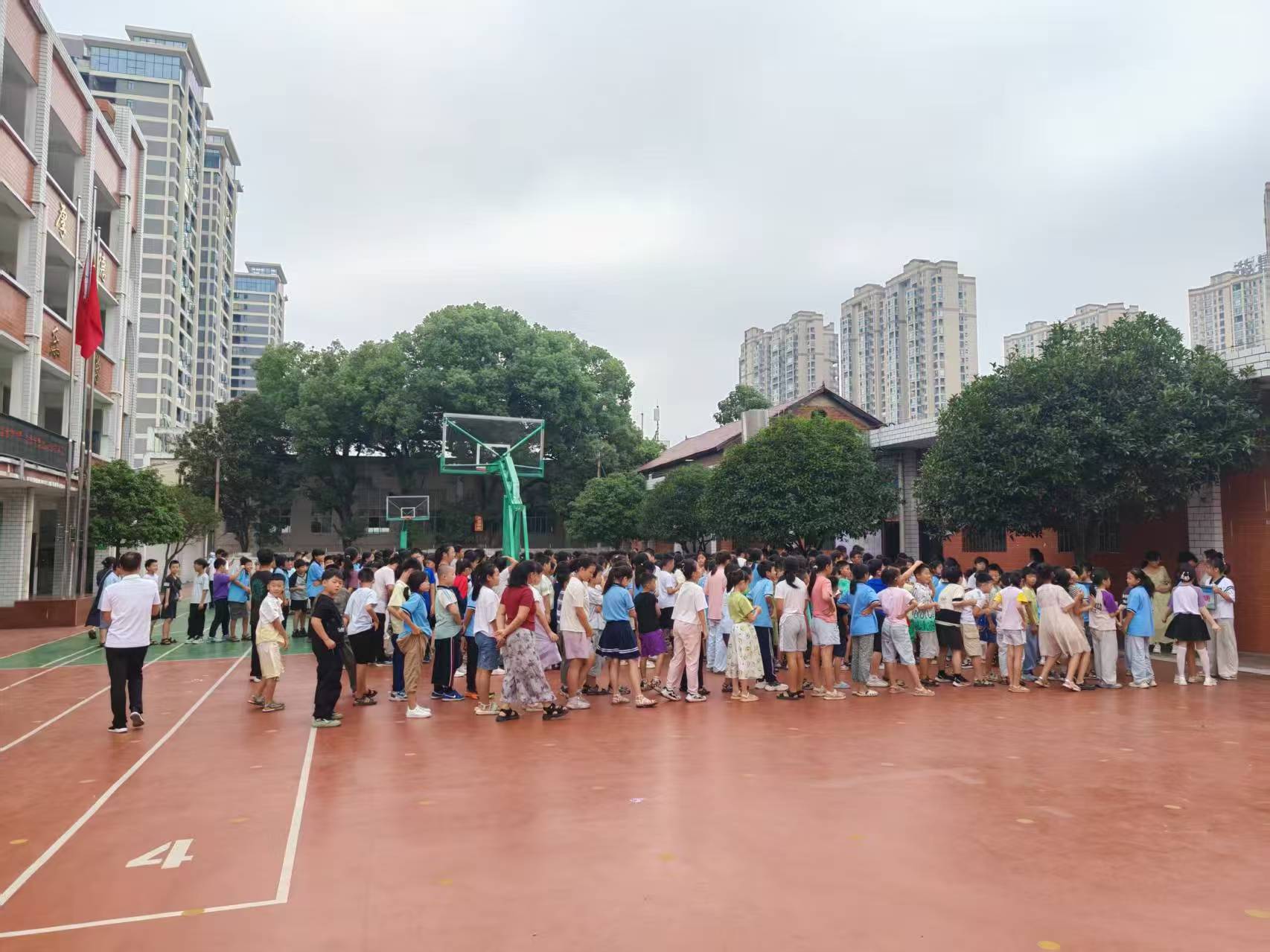 北塔區(qū)狀元教育集團(tuán)北塔小學(xué)開(kāi)展秋季緊急疏散演練 筑牢校園安全防線(xiàn)