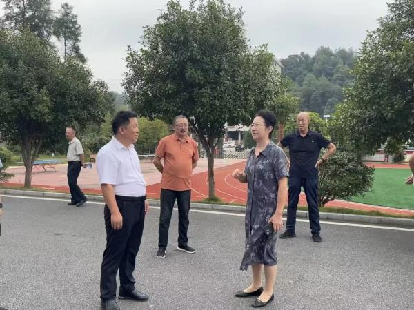 紅領(lǐng)巾系深情 愛心暖校園