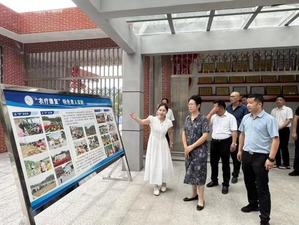 紅領(lǐng)巾系深情 愛心暖校園