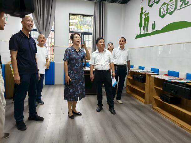 紅領(lǐng)巾系深情 愛心暖校園