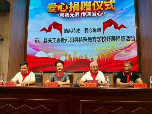 紅領(lǐng)巾系深情 愛心暖校園