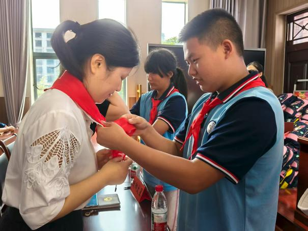 紅領(lǐng)巾系深情 愛心暖校園