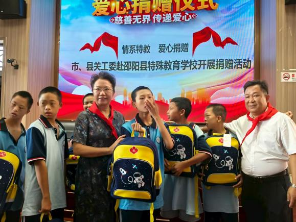 紅領(lǐng)巾系深情 愛心暖校園