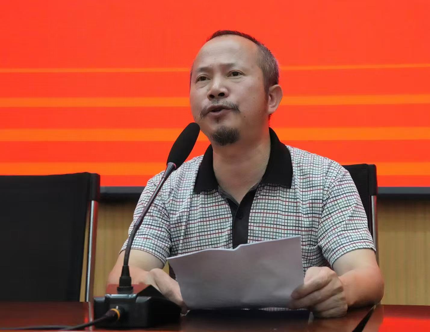 隆回二中默深文學(xué)社舉行總結(jié)表彰會(huì)