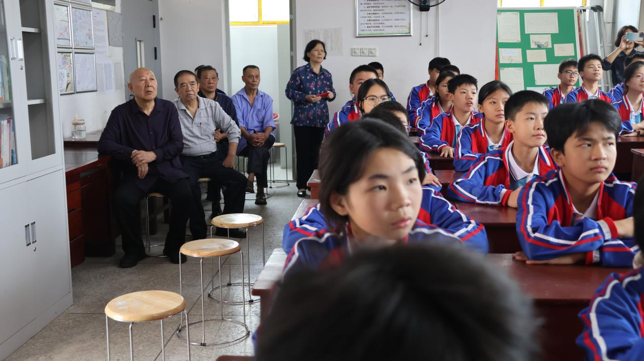 科普進(jìn)校園！洞口縣老科協(xié)講師團(tuán)為花古中學(xué)學(xué)子播下科學(xué)種子