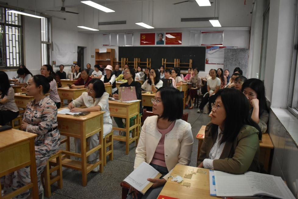 隆回二中：高三備課組長(zhǎng)向各科全體教師講解“高考經(jīng)”