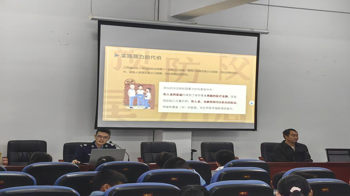 法治陽(yáng)光照校園  護(hù)航青春助成長(zhǎng)