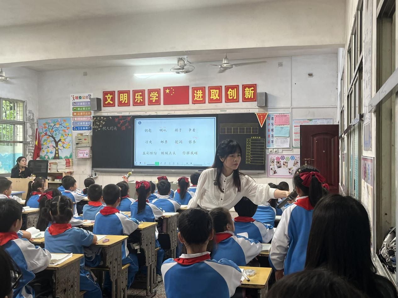 邵東市城區(qū)二小舉辦教學(xué)開放日