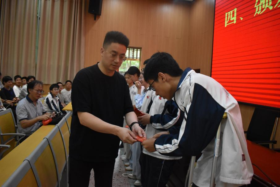 社會賢達(dá)歐陽倫捐資100萬助力隆回二中師生