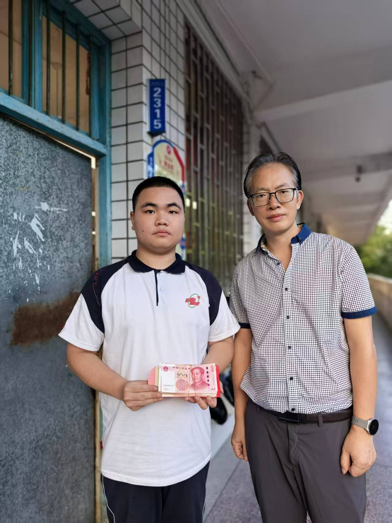 社會賢達(dá)歐陽倫捐資100萬助力隆回二中師生