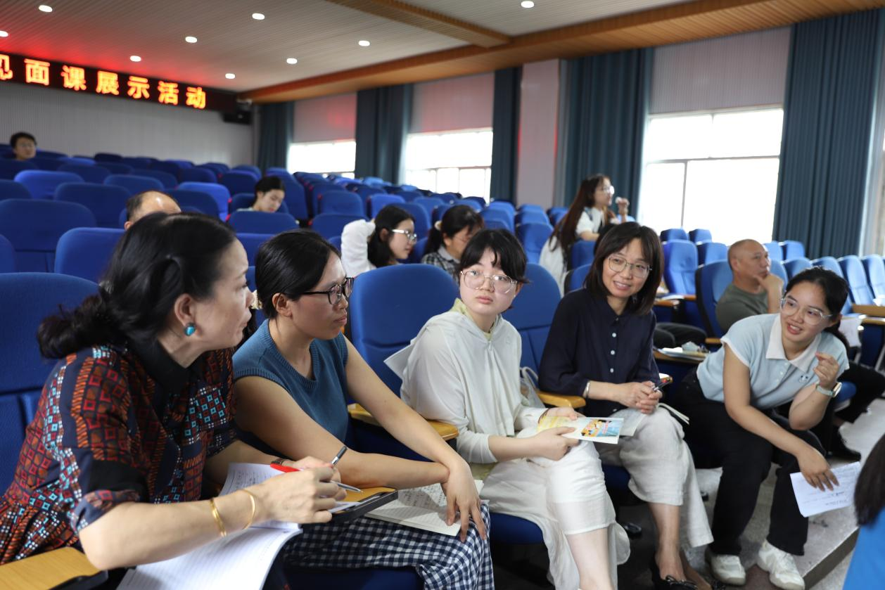 城區(qū)二小舉辦新進(jìn)教師“見面課”展示