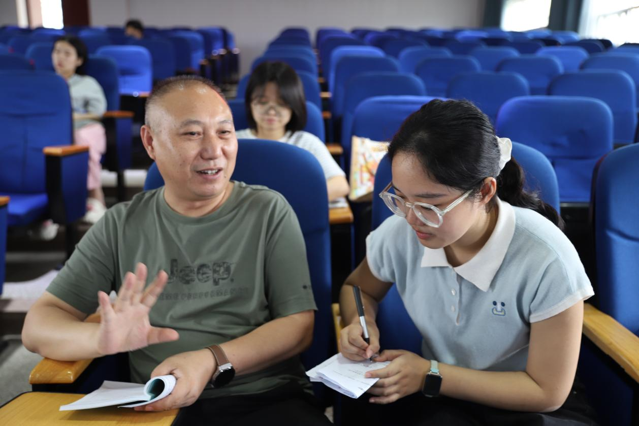 城區(qū)二小舉辦新進(jìn)教師“見面課”展示