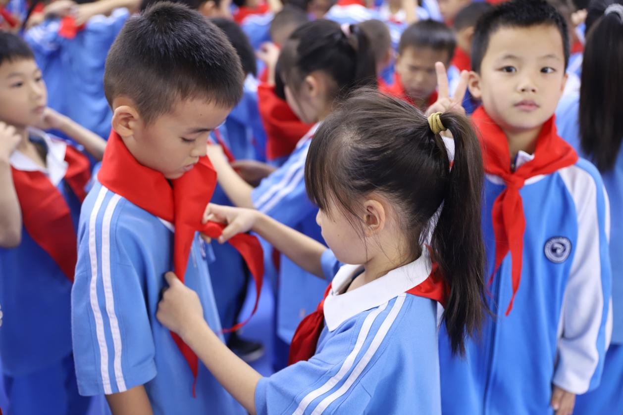 城區(qū)二小隆重舉行2025年少先隊(duì)建隊(duì)日暨新隊(duì)員入隊(duì)儀式：強(qiáng)國(guó)復(fù)興有我，爭(zhēng)當(dāng)新時(shí)代好少年