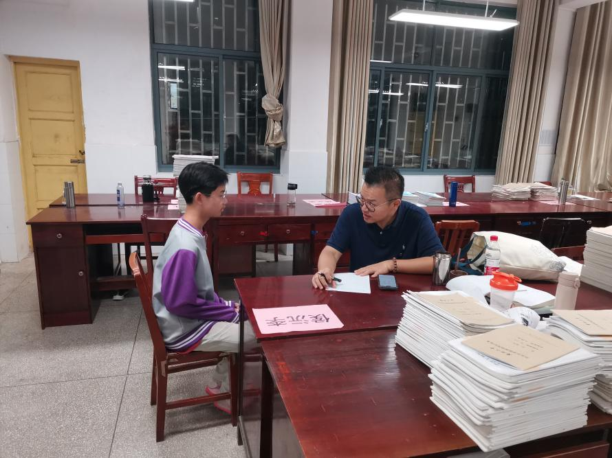 浙江新華愛心基金走訪隆回二中珍珠生