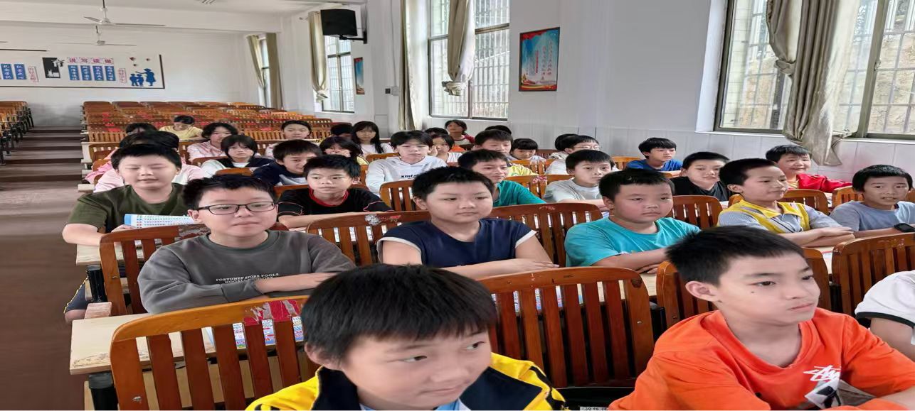 小溪市鎮(zhèn)政法委聯(lián)合派出所進校園開展安全法治講座