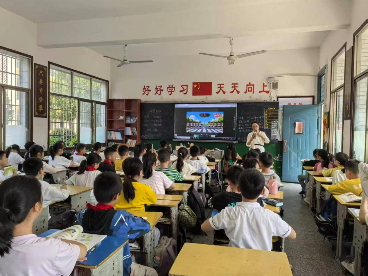 武岡市紅星小學開展“交通安全，文明共創(chuàng)”的少先隊