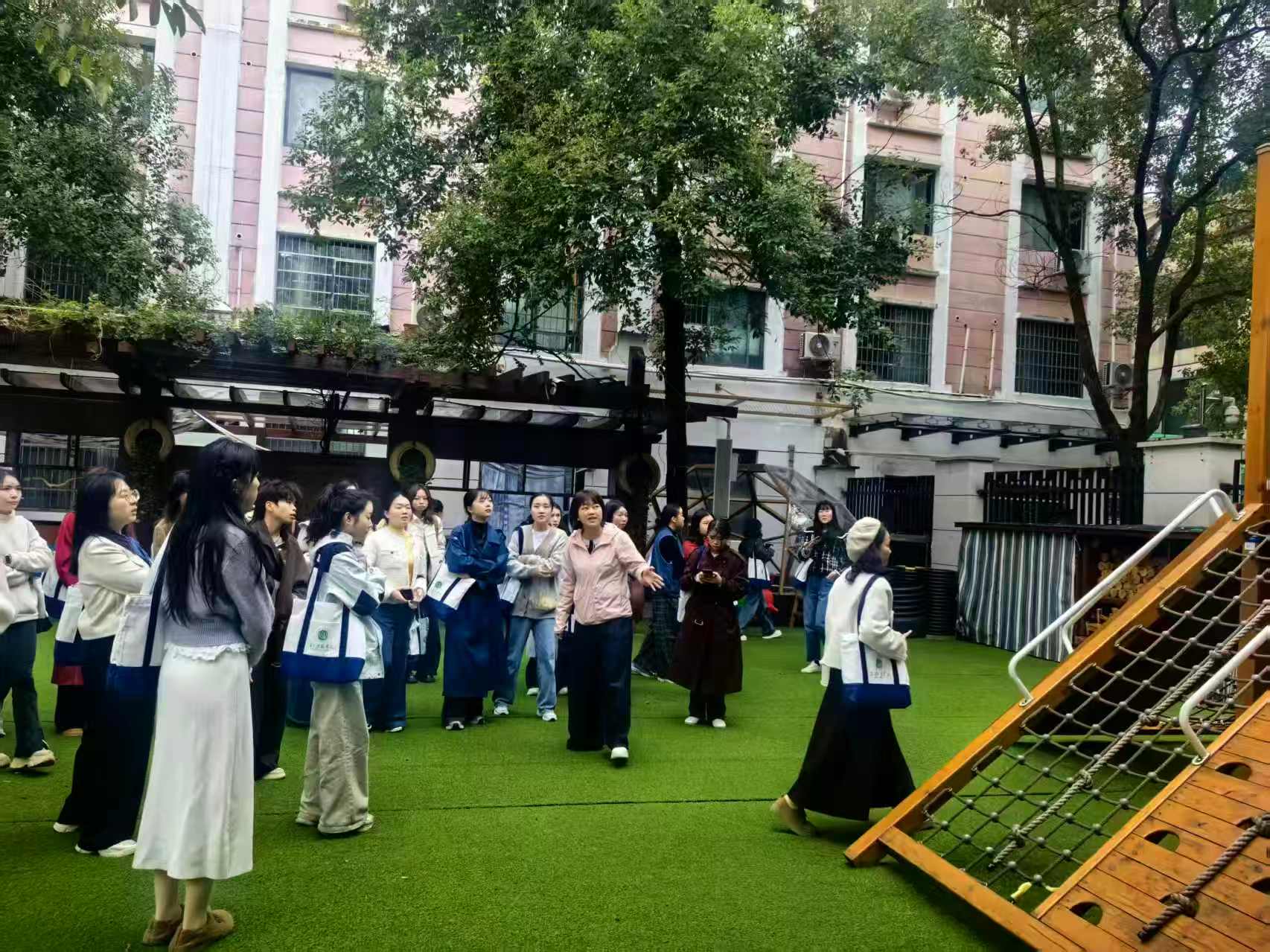 觀摩交流促成長(zhǎng) 攜手共進(jìn)譜新篇