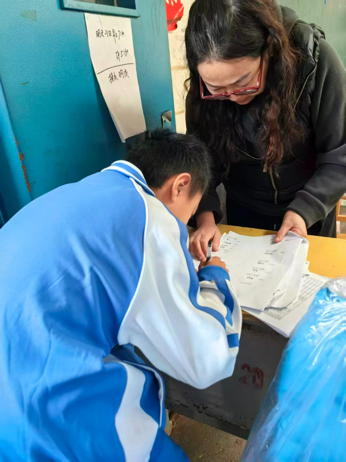 情系貧困學(xué)子   愛(ài)心校服暖童心