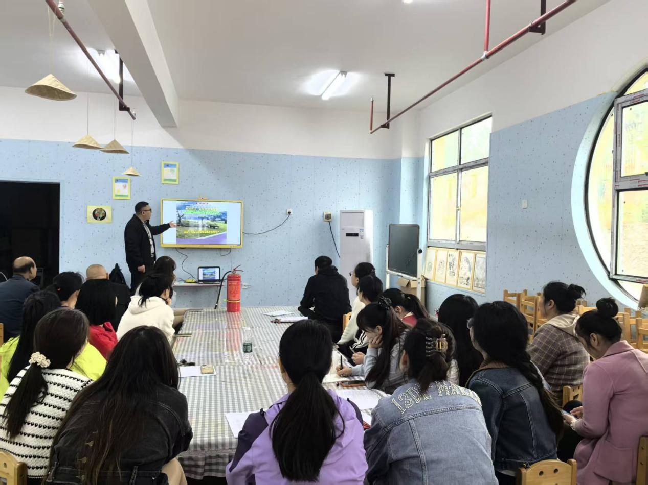 下花橋鎮(zhèn)中心幼兒園開展 2025年秋季消防安全培訓(xùn)