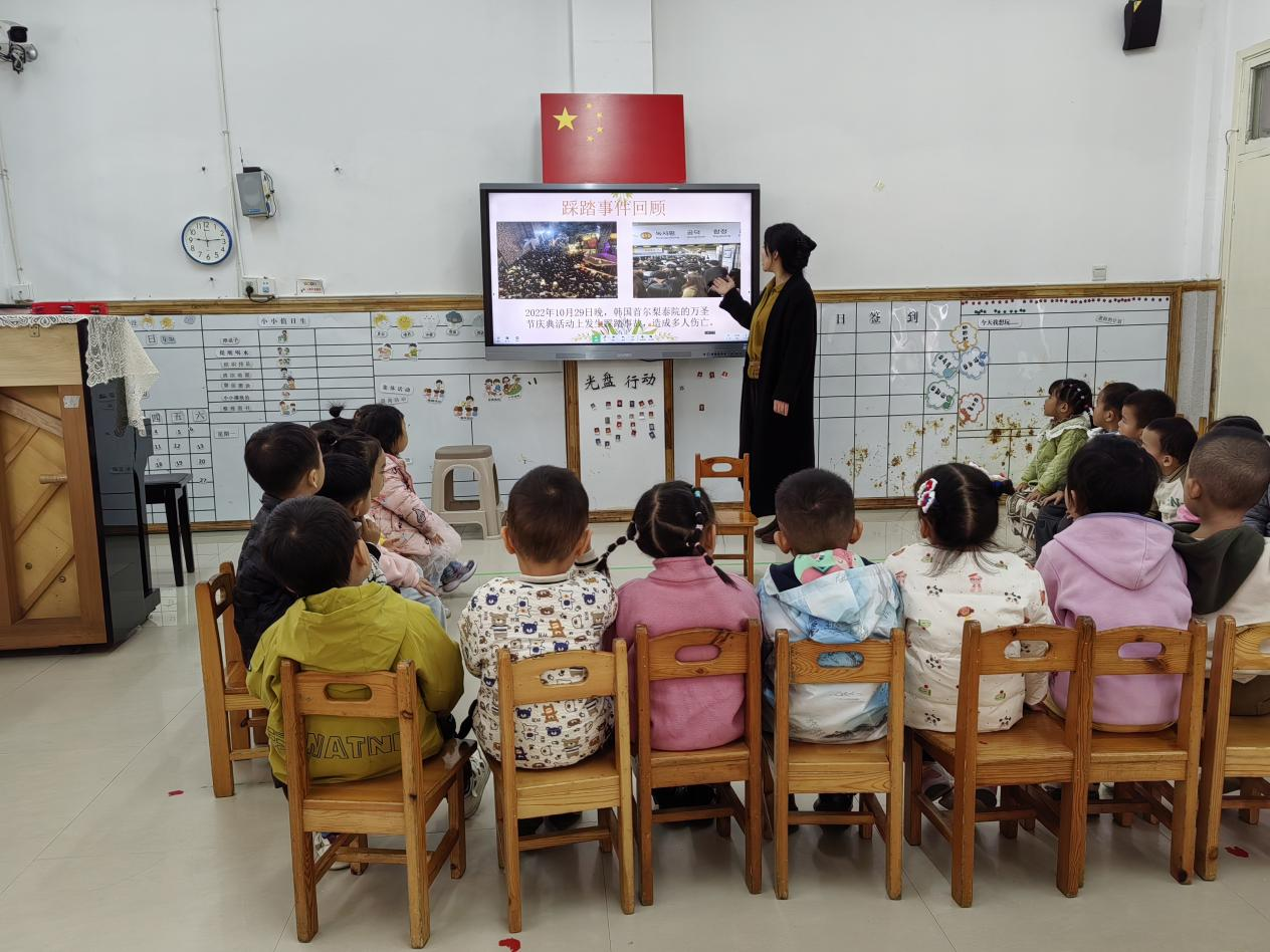 筑牢安全防線：新寧縣幼兒園防踩踏演練進行時