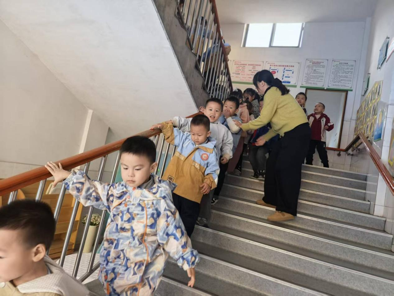 筑牢安全防線：新寧縣幼兒園防踩踏演練進行時