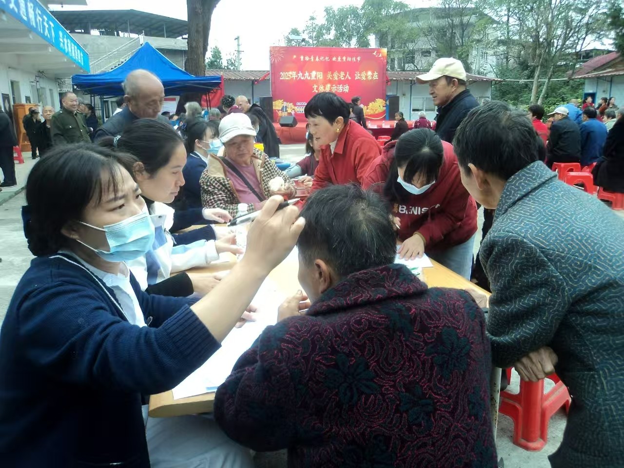 ?愛(ài)灑重陽(yáng) 邵陽(yáng)縣龍巖社區(qū)濃濃敬老情? ?