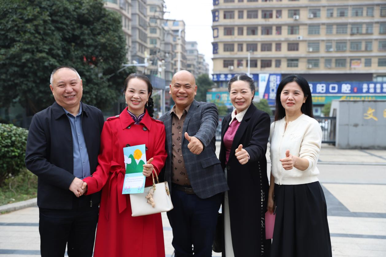 城區(qū)二小舉行重陽(yáng)節(jié)主題活動(dòng)：九九又重陽(yáng)，一堂歡宴暖桑榆