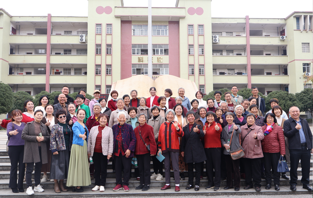 城區(qū)二小舉行重陽(yáng)節(jié)主題活動(dòng)：九九又重陽(yáng)，一堂歡宴暖桑榆