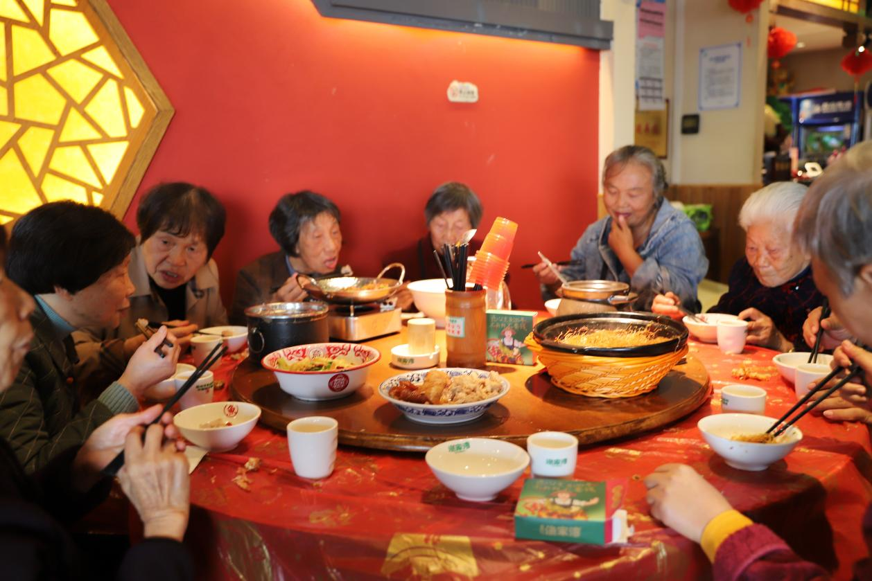 城區(qū)二小舉行重陽(yáng)節(jié)主題活動(dòng)：九九又重陽(yáng)，一堂歡宴暖桑榆