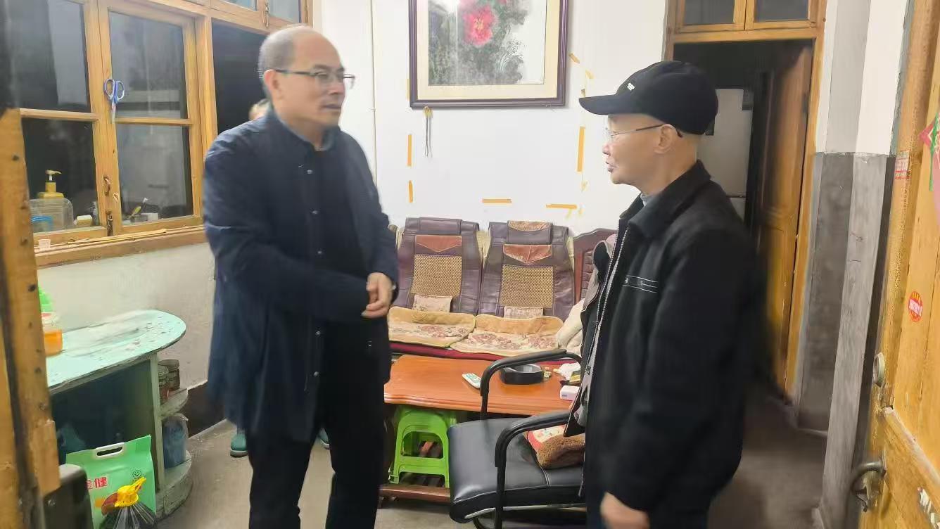 憶往昔育桃李，暖重陽(yáng)送關(guān)懷