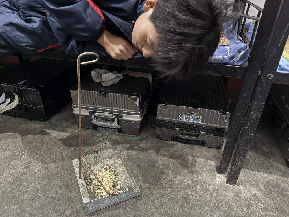 隆回二中：開(kāi)展食物中毒事故應(yīng)急演練，筑牢校園食品安全防線(xiàn)