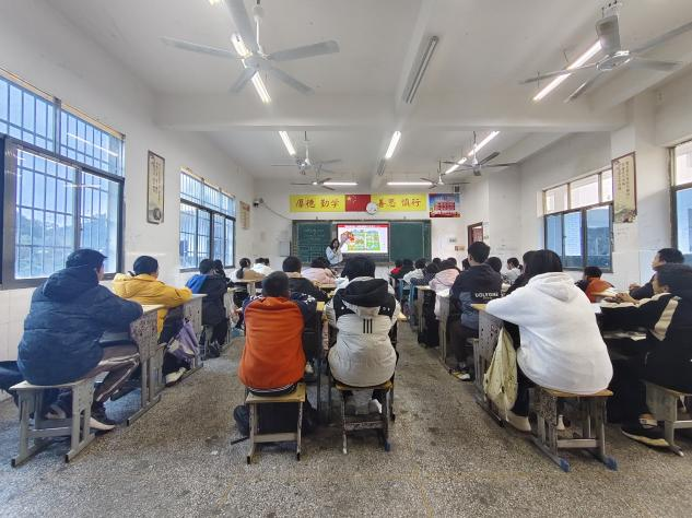 示范引領(lǐng)助成長，以賽促教顯風(fēng)采