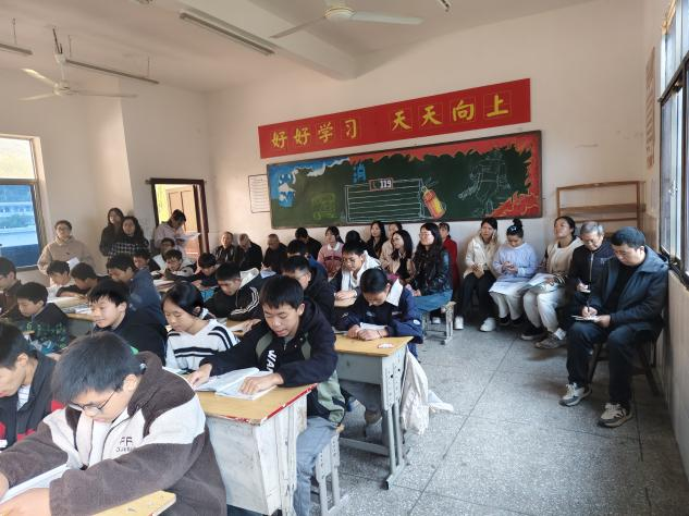 示范引領(lǐng)助成長，以賽促教顯風(fēng)采