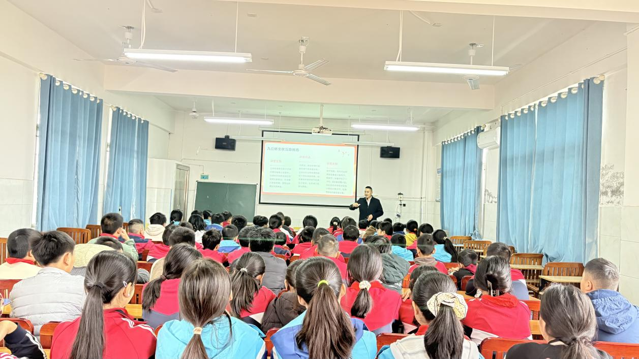 九公橋鎮(zhèn)黨委書記進校園講思政課 以友善之力筑牢反霸凌防線