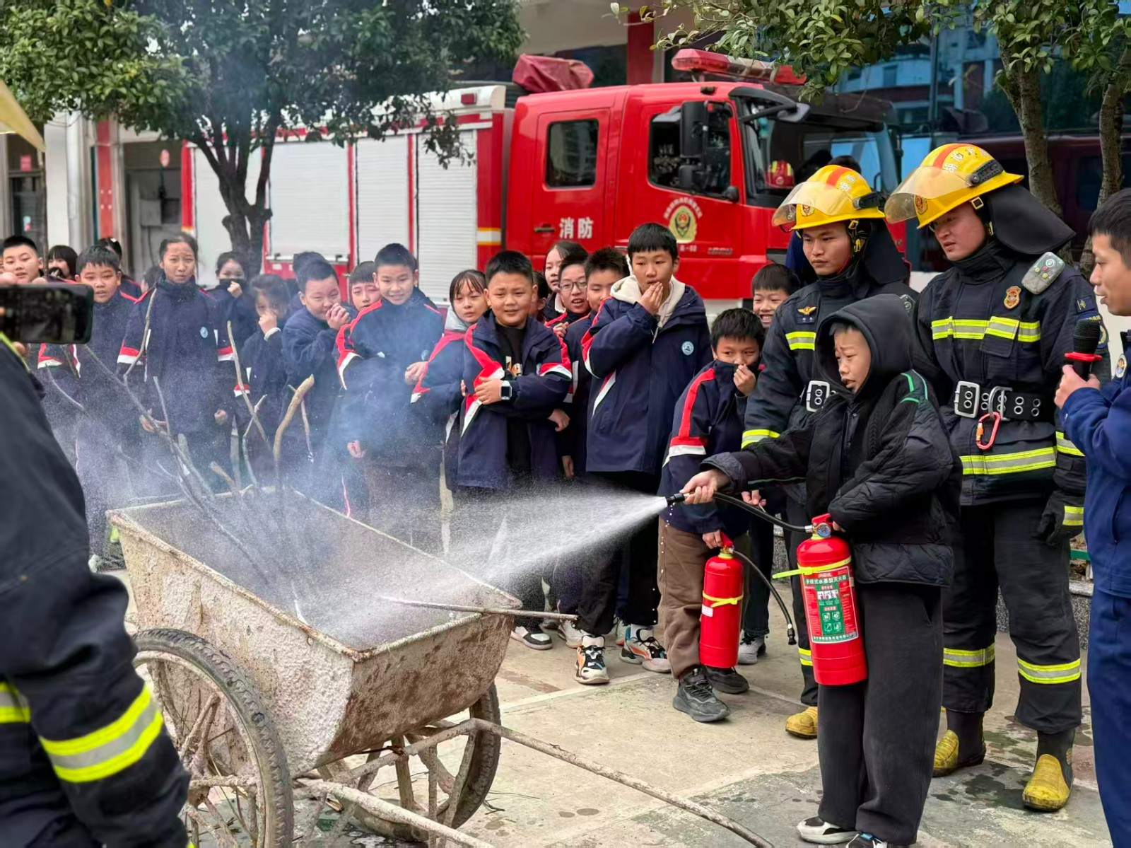 塘渡口鎮(zhèn)第五完小舉行秋季消防演練筑牢校園安全防線