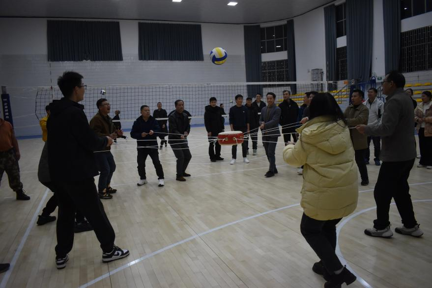 隆回二中舉行“政教杯”班主任氣排球比賽