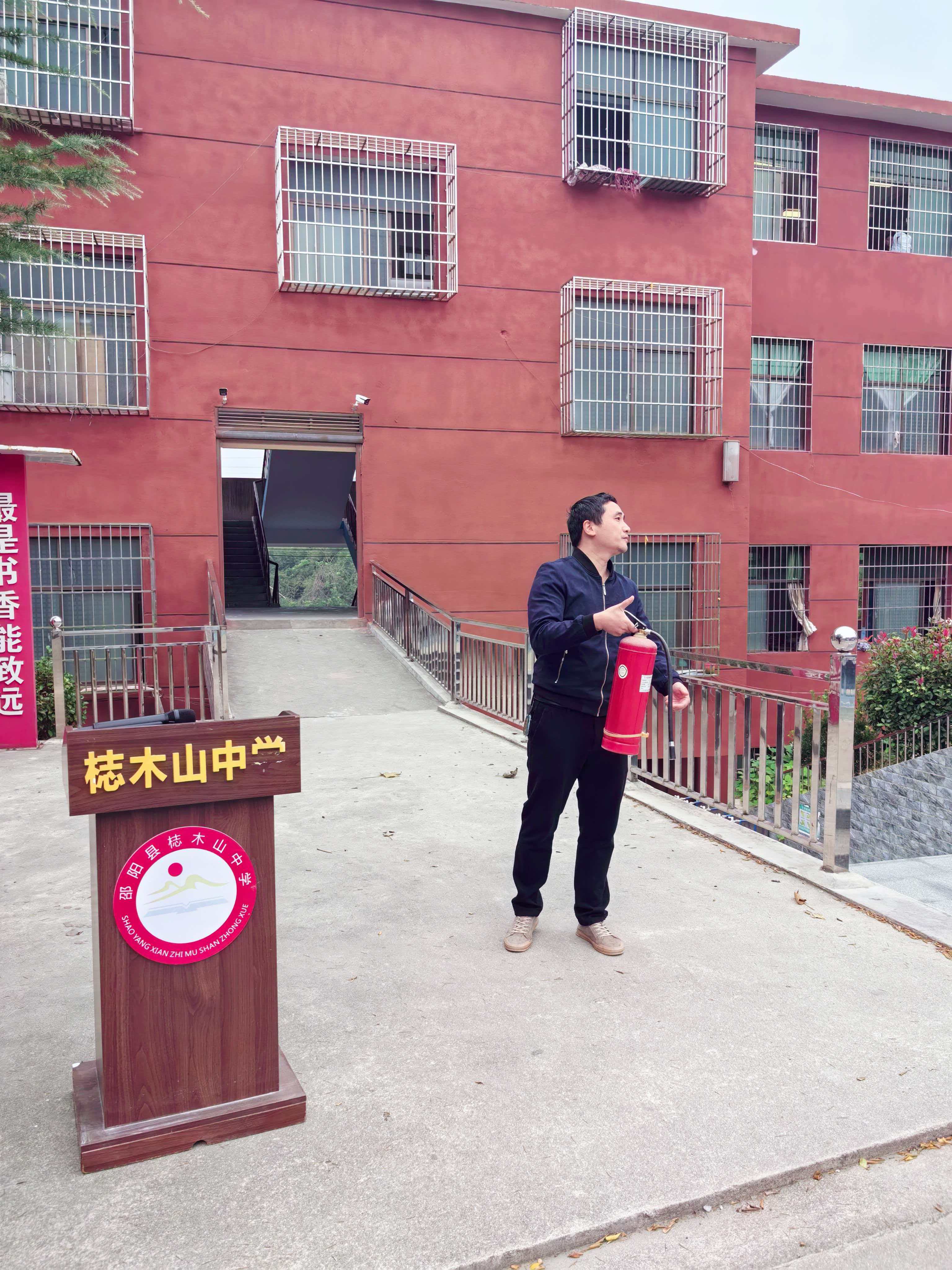 梽木山中學(xué)消防安全月活動扎實開展 消防防震演習(xí)筑牢校園安全防線