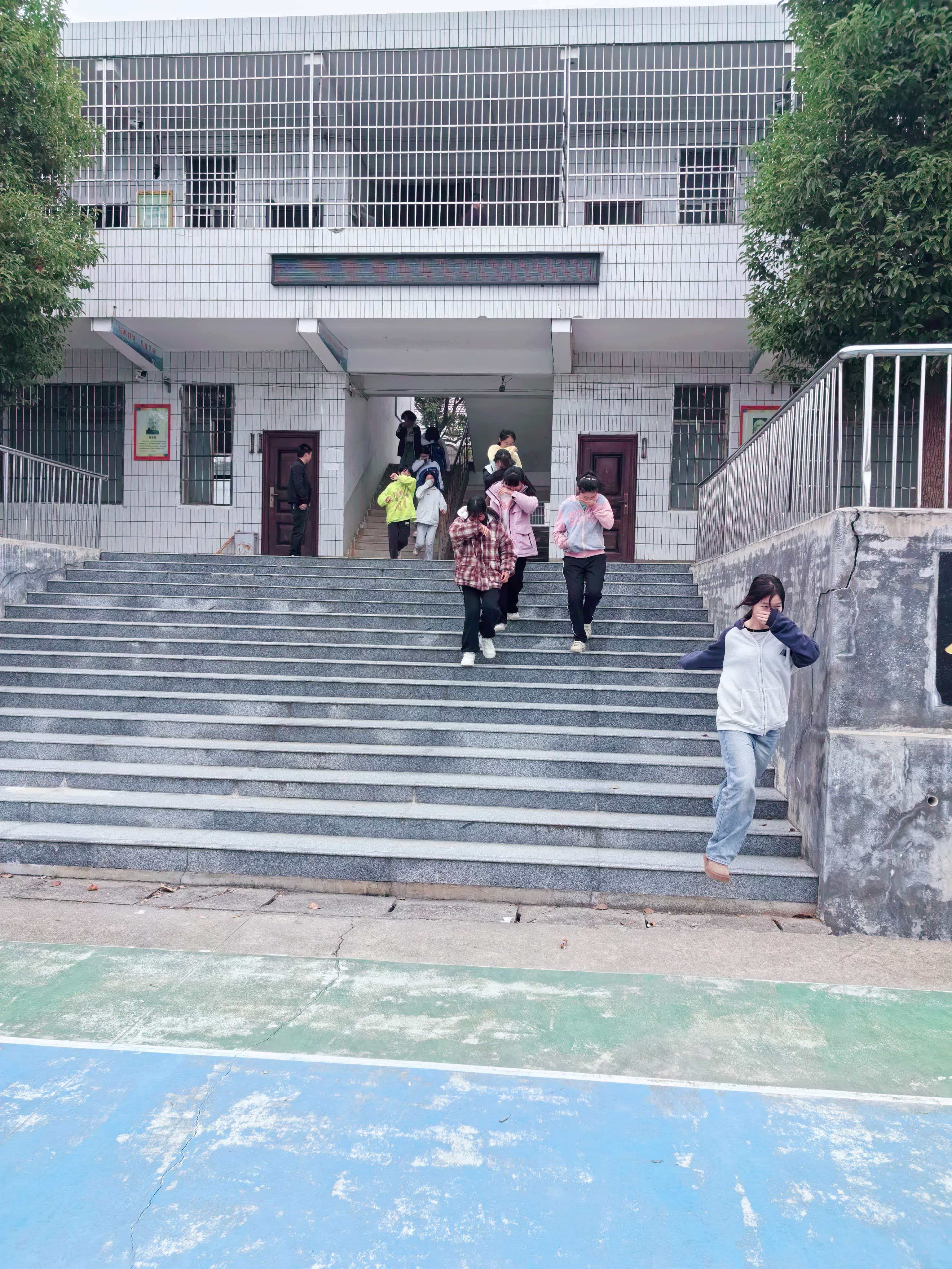 梽木山中學(xué)消防安全月活動扎實開展 消防防震演習(xí)筑牢校園安全防線