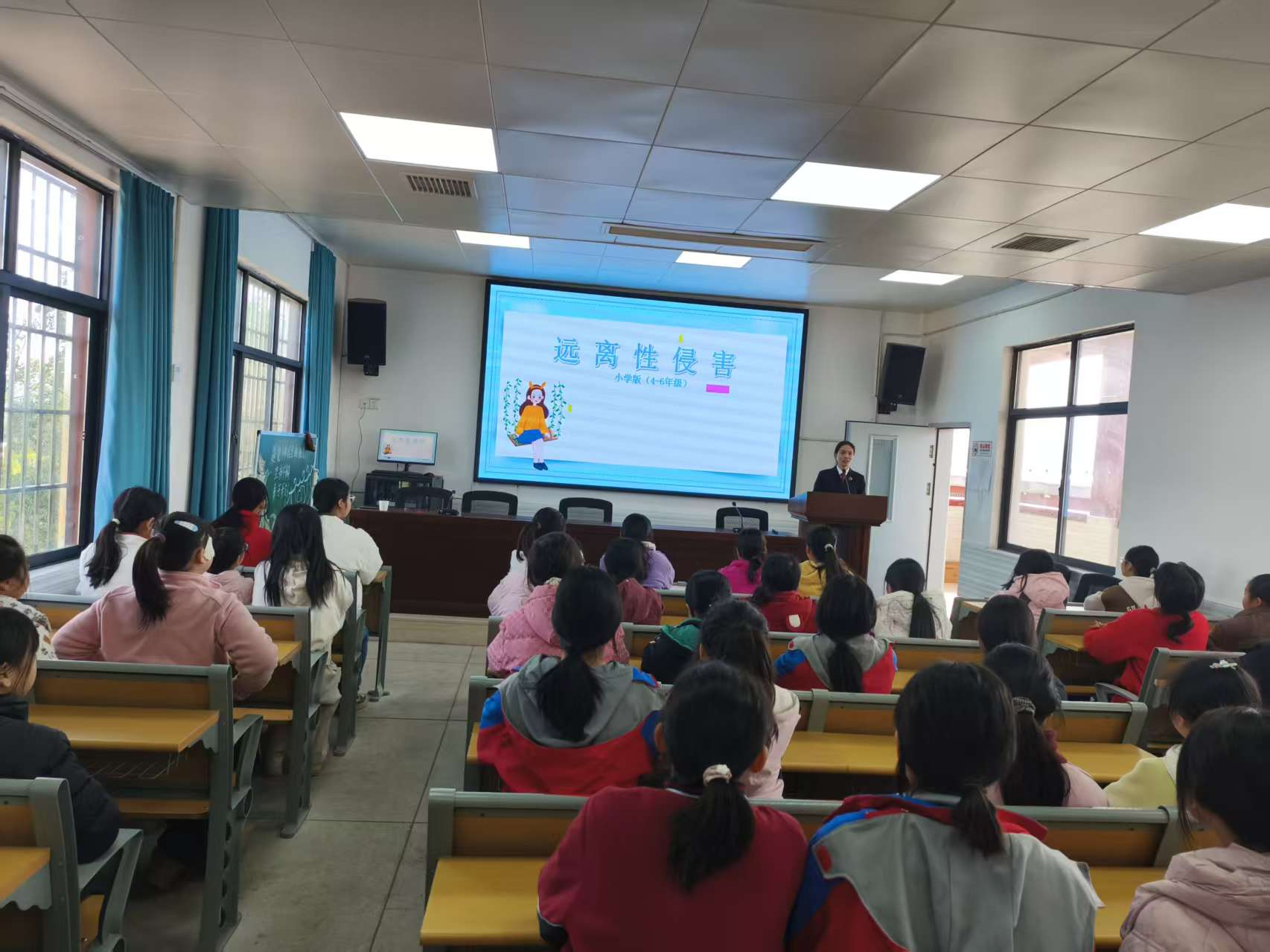 下花橋鎮(zhèn)中心完全小學開展“利劍護蕾”防性侵法治宣講