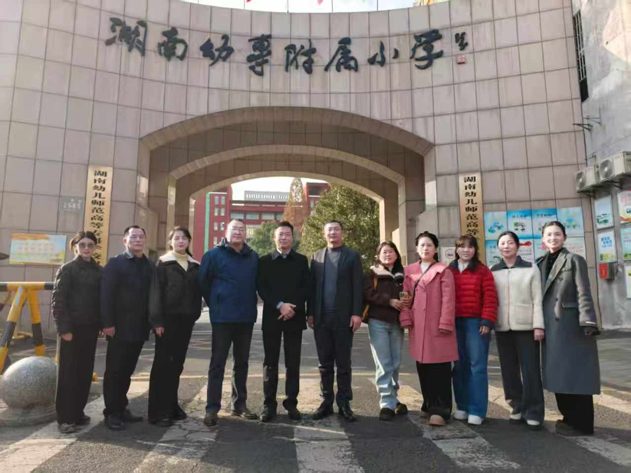 并肩育桃李，攜手綻芳華