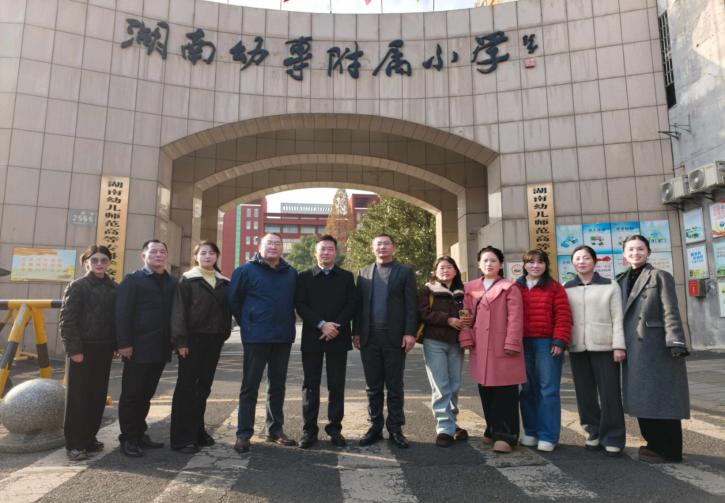 并肩育桃李，攜手綻芳華