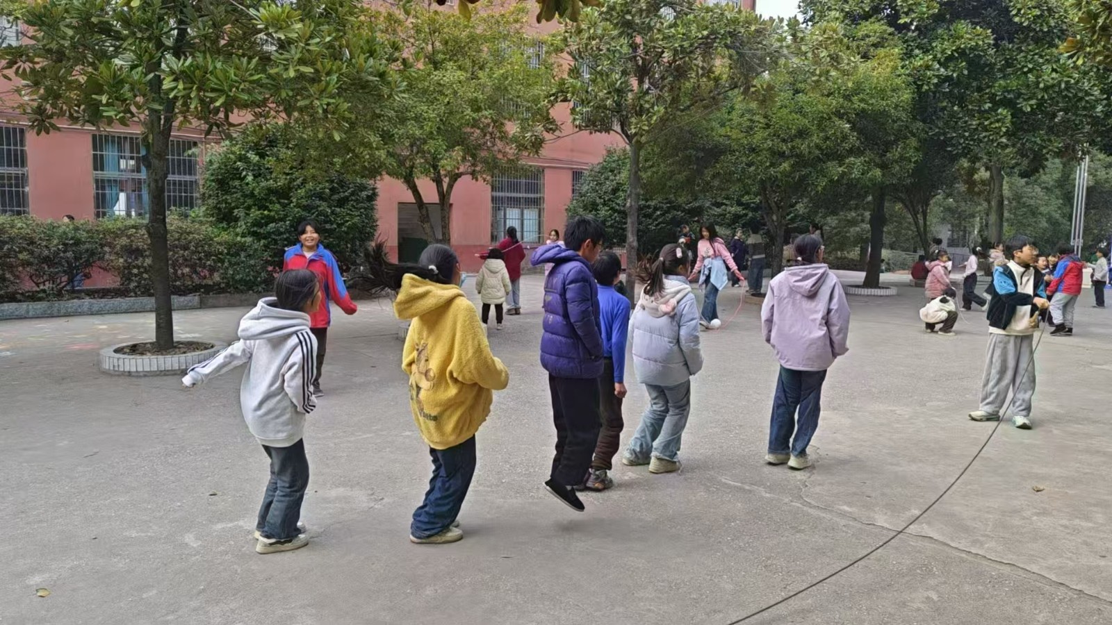 青春躍動(dòng)，“繩”彩飛揚(yáng)