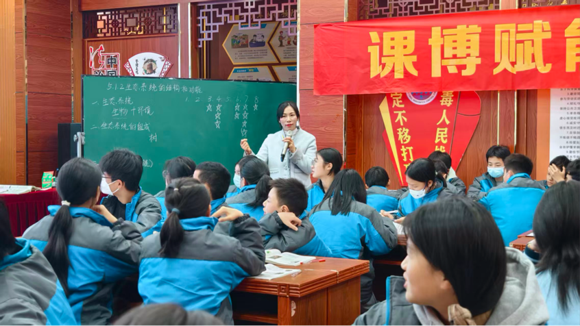 搭臺聚智研生物 創(chuàng)新授課促成長