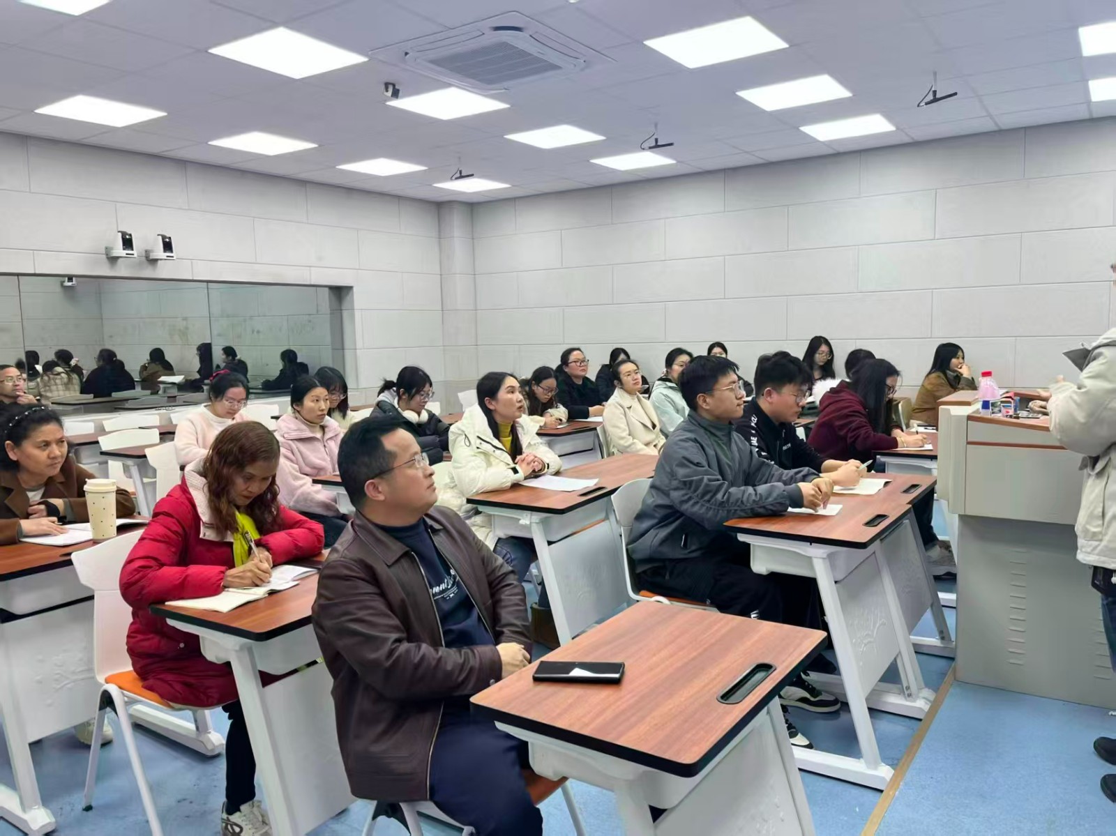 以德潤(rùn)心，以愛(ài)化人