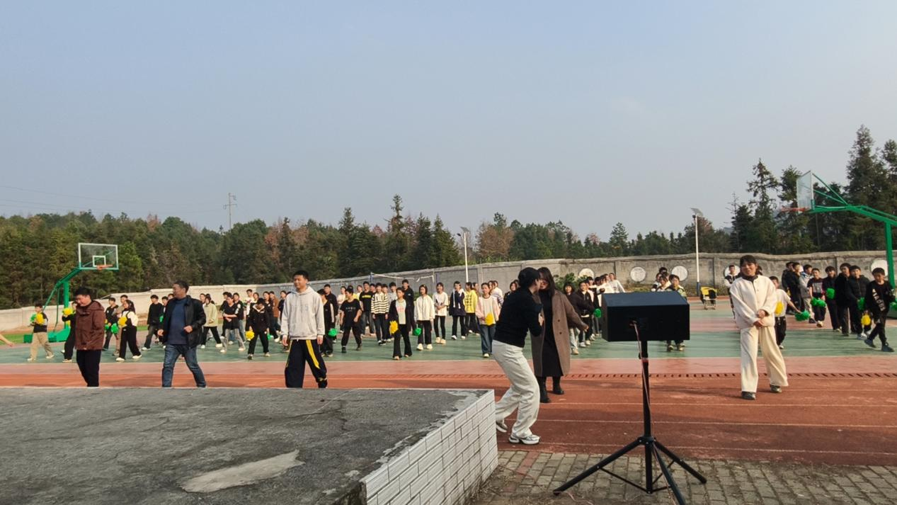 黃塘中學(xué)“12.12”留守兒童快樂日活動(dòng)暨32步舞班級(jí)挑戰(zhàn)賽圓滿結(jié)束