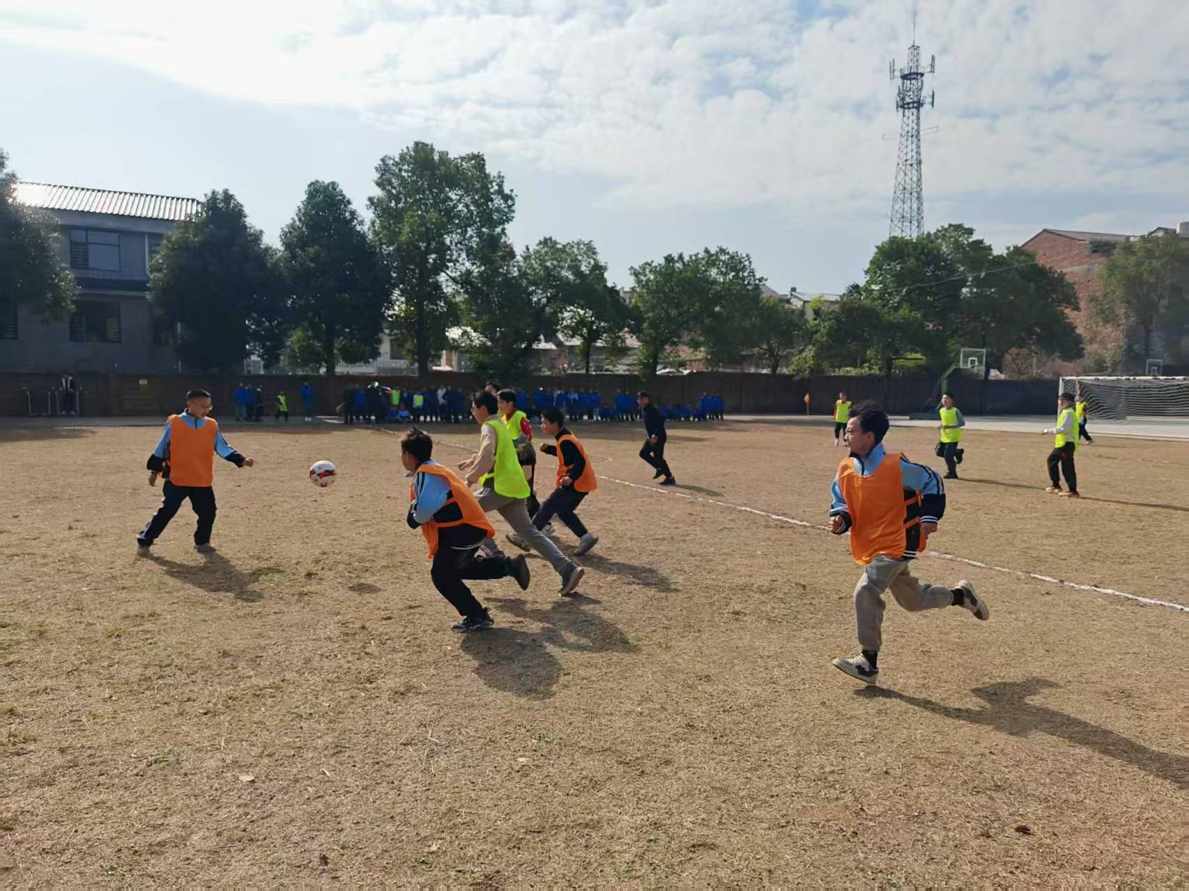 高沙鎮(zhèn)中學(xué)七年級足球聯(lián)賽激戰(zhàn)正酣