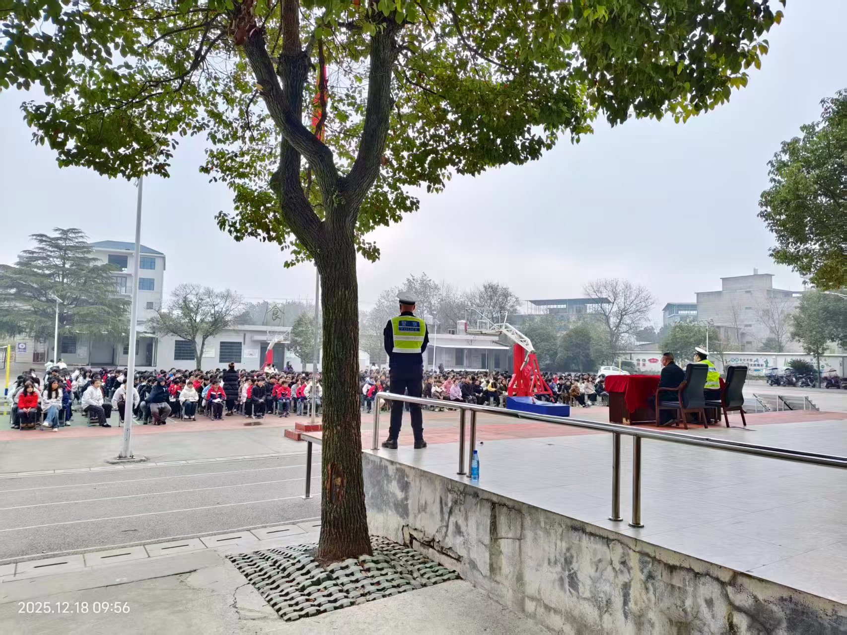 繃緊交通安全弦 筑牢校園防護墻