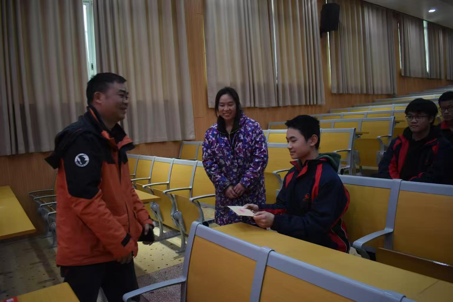 隆回二中校友愛心反哺，成立助學(xué)基金資助貧困學(xué)生