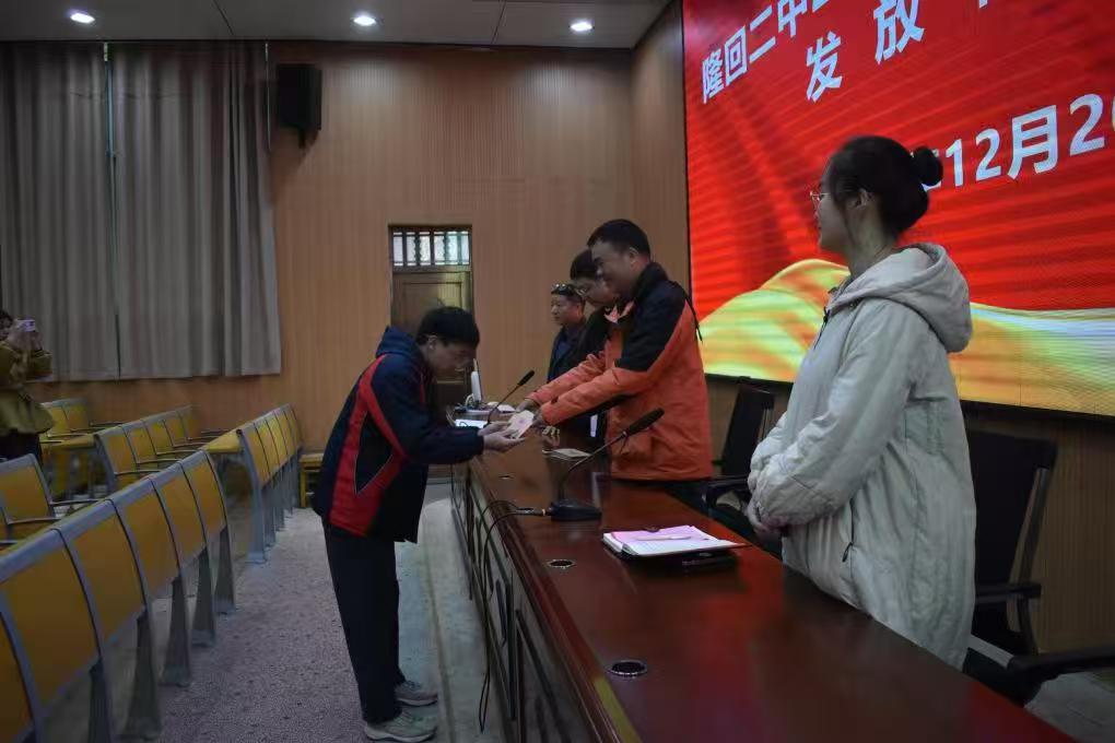 隆回二中校友愛心反哺，成立助學(xué)基金資助貧困學(xué)生